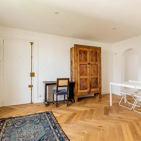 Apartment Parisian In The 5th *